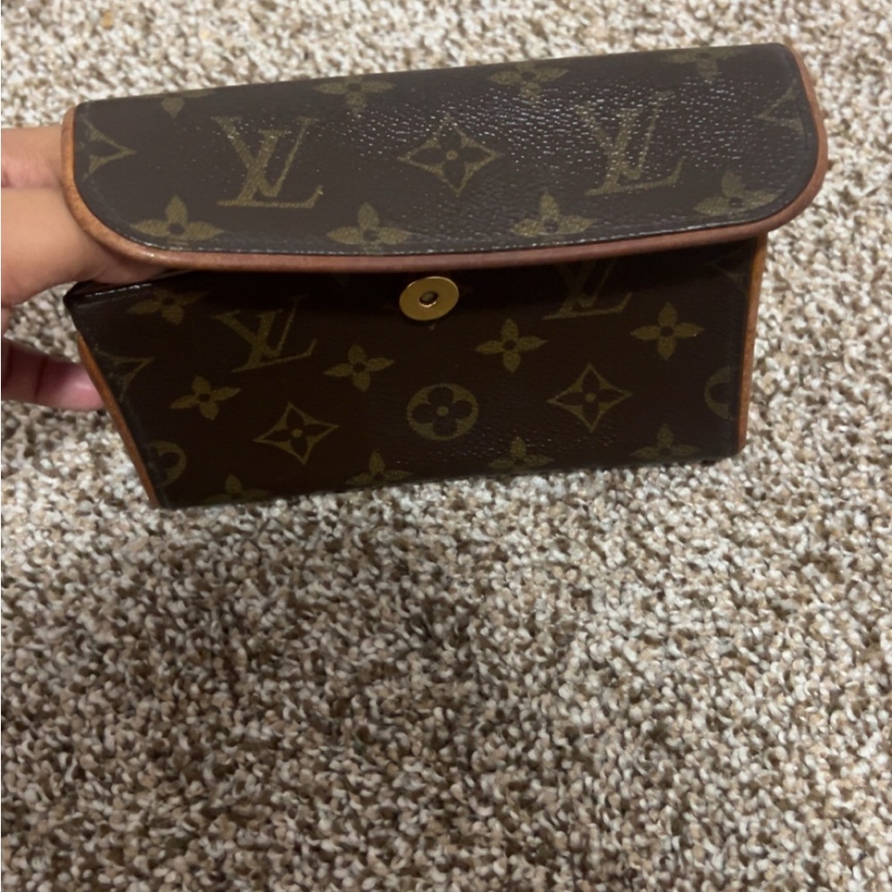 Louis Vuitton monogram pochette Florentine vintage.